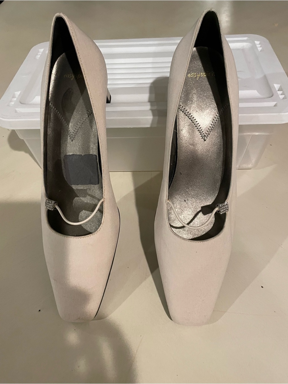 Easy Spirit Women's Cream Square-Toe Pumps with Decorative Loop